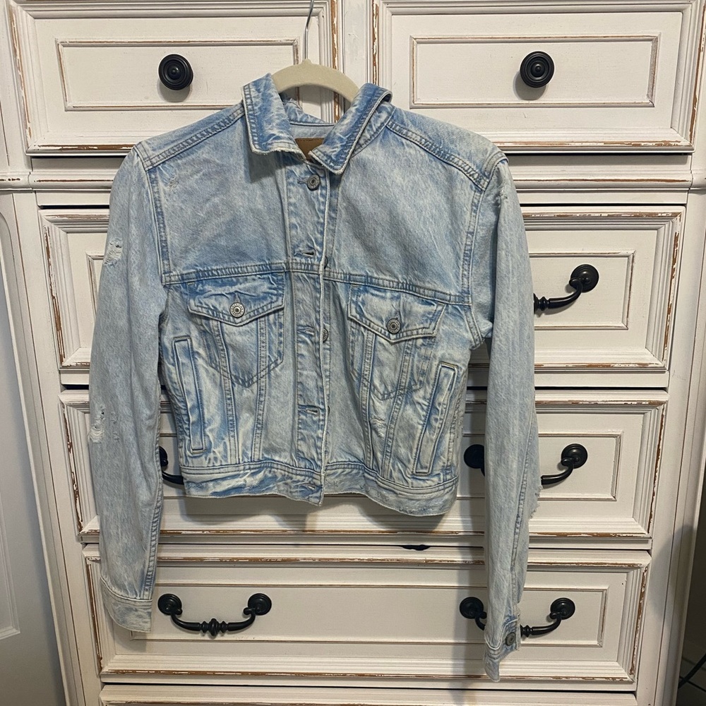 Women’s cropped jean jacket